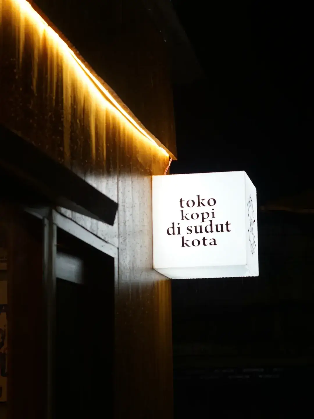 Toko Kopi di Sudut Kota